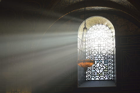 Marrone, lampada a sospensione, accanto, finestra, interno, luce del sole, raggio, sole, bicchiere, architettura, moschea, Islam, religione, culture, spiritualità, in casa, Chiesa, luce - fenomeno naturale, cristianesimo, Istanbul, illuminato, decorazione, vecchio, storia, lampada elettrica, tacchino - medio oriente, Ramadan, posto famoso, soffitto, arco, struttura costruita, vetro - materiale, all'interno di, notte, attrezzatura per l'illuminazione, stile arabo, antico, nessuno, 5K, CC0, dominio pubblico, privo di copyright