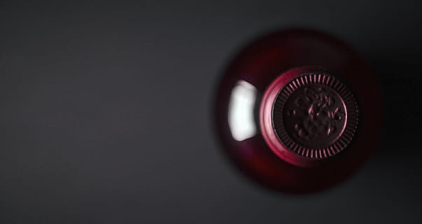 vin, flaske, rød, baggrund, isolerede, hvid, alkohol, bord, mad, mørk, årgang, sort, drikke, drik, glas, gammel, bar, objekt, blank, ren, ingen, ny, træ, høj, indendørs, cirkel, geometrisk form, studio skud, ingen mennesker, tæt på, form, teknologi, kopiere plads, sort baggrund, enkelt objekt, sikkerhed, skåret ud, kontrollere, natur, kunstkultur og underholdning, farvet baggrund, 2K, CC0, offentligt domæne, royaltyfrie
