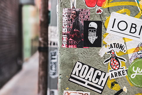 testo, etichetta, manifesto, annuncio pubblicitario, umano, persona, collage, brochure, carta, aviatore, graffiti art londra fuji fujifilm all'aperto primavera 2019, animale, uccello, capi di abbigliamento, abbigliamento, bandiera, Borsa, tote bag, giornale, comunicazione, cartello, sceneggiatura occidentale, nessuno, informazione, rappresentazione umana, giorno, rappresentazione, architettura, graffiti, avvicinamento, all'aperto, numero, segno di informazione, città, messa a fuoco selettiva, caratteristica della parete, Messaggio, 5K, CC0, dominio pubblico, privo di copyright