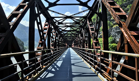 pod, fier, ruginit, pista de biciclisti, Alpii, arhitectură, metal, oţel, grindă cu zăbrele, nituire, nituri, rugini, adria Alpen-, direcţie, calea de urmat, pod - om construit, conexiune, construită, diminuarea perspectivei, natură, balustradă, podeț, zi, transport, lumina soarelui, nici o persoana, punct de disparitie, în aer liber, cer, lung, 4K, CC0, domeniu public, fără drepturi de autor