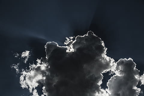 nimbus wolken, wolk, hemel, natuur, weer, buitenshuis, stapelwolk, zonlicht, madesimo, Italië, straal, zilveren omlijning, donker, blauw, wit, wolken, luchten, blauwe lucht, blauwachtig, behang, wolk - lucht, schoonheid in de natuur, cloudscape, geen mensen, scenics - natuur, lage hoekweergave, achtergronden, pluizig, milieu, stormwolk, witte kleur, dag, dramatische hemel, idyllisch, onheilspellend, wind, zachtheid, meteorologie, 4K, CC0, publiek domein, royaltyvrij