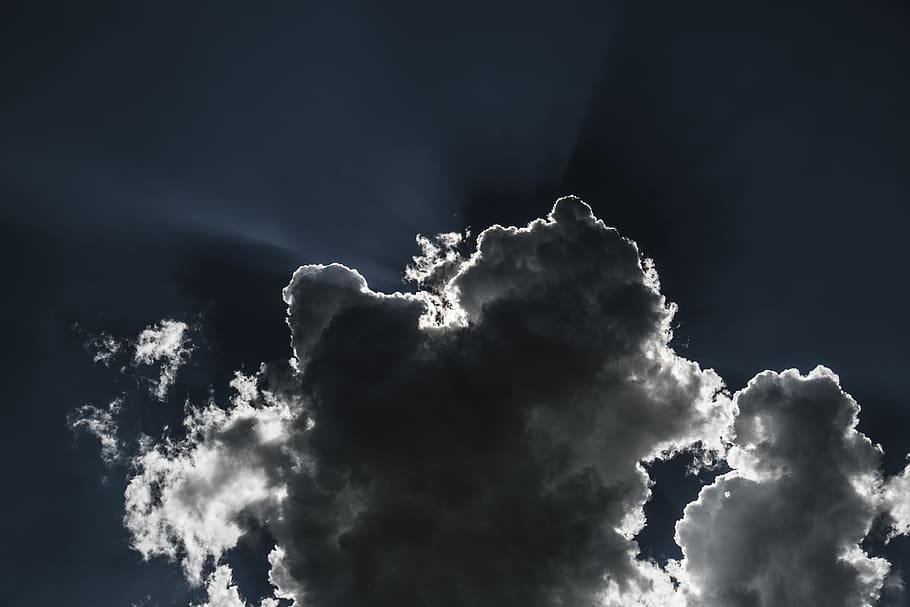 nimbus wolken, wolk, hemel, natuur, weer, buitenshuis, stapelwolk, zonlicht, madesimo, Italië, straal, zilveren omlijning, donker, blauw, wit, wolken, luchten, blauwe lucht, blauwachtig, behang, wolk - lucht, schoonheid in de natuur, cloudscape, geen mensen, scenics - natuur, lage hoekweergave, achtergronden, pluizig, milieu, stormwolk, witte kleur, dag, dramatische hemel, idyllisch, onheilspellend, wind, zachtheid, meteorologie, 4K