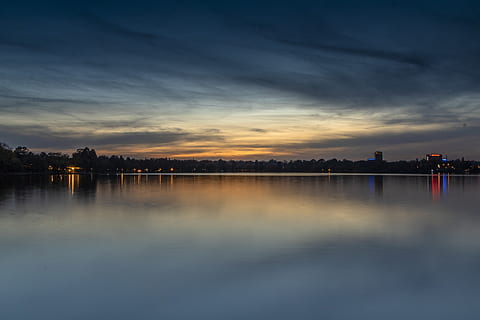 lago, puesta de sol, crepúsculo, azul, tranquilo, agradable, descanso, calma, decoración, Por la tarde, paisaje, cielo, nube - cielo, agua, reflexión, paisajes - naturaleza, belleza en la naturaleza, tranquilidad, naturaleza, escena tranquila, frente al mar, arquitectura, exterior del edificio, nadie, estructura construida, idílico, al aire libre, oscuridad, 5K, CC0, dominio público, libre de derechos