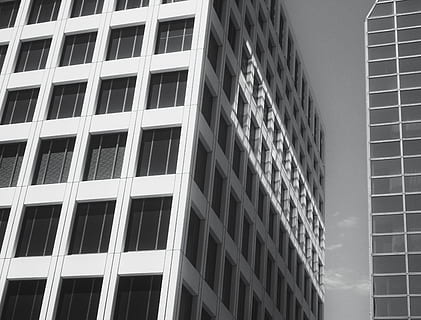 llum, rectangle, oficina, negre, blanc, gris, focus, concentració, reflexió, reflexionar, mirall, arquitectura, modern, rares, oportunitat, únic, ル, 物, フ ィ ス, 黒, estructura construïda, exterior de l'edifici, edifici, vista d’angle baix, finestra, ciutat, exterior d’edifici d’oficines, cap gent, dia, vidre - material, a l'aire lliure, naturalesa, cel, repetició, patró, gratacels, 4K, CC0, domini públic, lliure de regalies