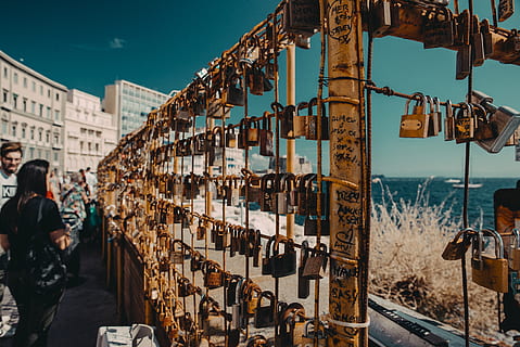clôture, plein, cadenas, serrures, Vrais gens, groupe de personnes, extérieur du bâtiment, architecture, Hommes, modes de vie, ville, structure construite, journée, personnes, transport, foule, femmes, personnes accessoires, la nature, rue, en plein air, bâtiment, adulte, 5K, CC0, domaine public, libre de droits