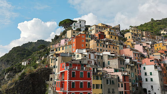 multicolor, edifici, ennuvolat, cel, Itàlia, colorit, muntanya, casa, poble, liguria, cinque terre, riomaggiore, exterior de l'edifici, arquitectura, estructura construïda, barri residencial, núvol - cel, arbre, naturalesa, ciutat, dia, cap gent, turó, planta, a l'aire lliure, llum solar, apartament, 5K, CC0, domini públic, lliure de regalies