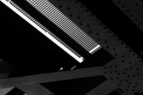 licht, bars, vorm, schaduw, verlichting, symmetrisch, leuning, opzoeken, behang, minimalistische, gebouw, beton, zwart en wit, reizen, venster, silhouet, hailway, gang, zwart, wit, geen mensen, architectuur, verbinding, vervoer, patroon, metaal, ingebouwde structuur, lage hoekweergave, achtergronden, brug, brug - door de mens gemaakte structuur, binnenshuis, stad, detailopname, abstract, plafond, weg, teken, donker, balk, legering, staal, 5K, CC0, publiek domein, royaltyvrij