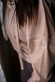 beige Textil, eine Person, Nahansicht, drinnen, braune Haare, menschliches Körperteil, Erwachsene, Kleidung, Porträt, Emotion, Körperteil, Traurigkeit, Kindheit, Mittelteil, Haar, Kopfschuss, Frisur, Tag, Depression - Traurigkeit, verdecktes Gesicht, 5K, CC0, gemeinfrei, lizenzfrei