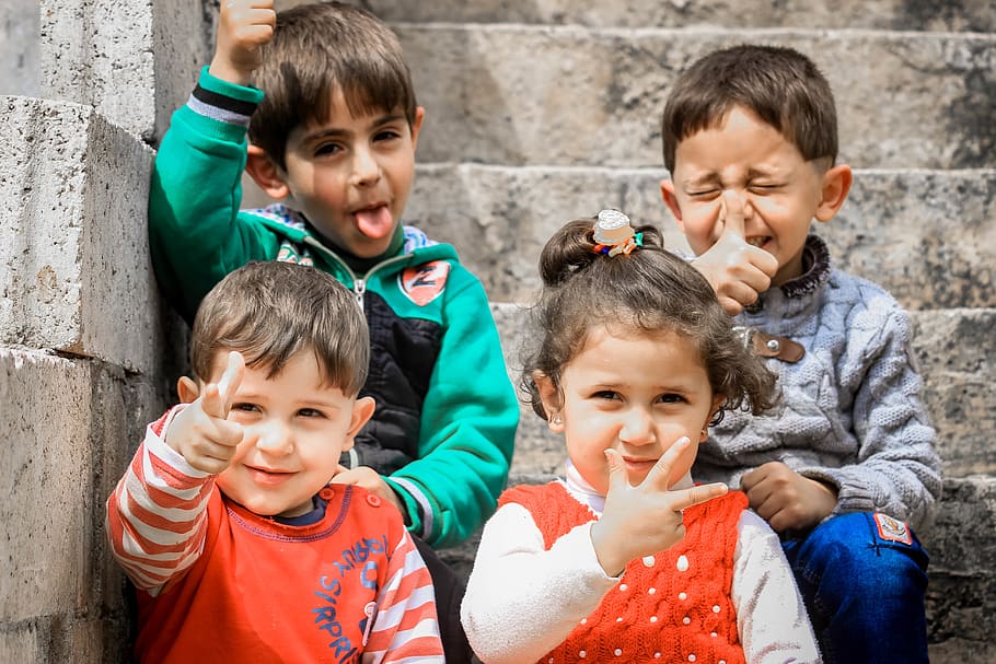 noia, tres, nois, escala, nens, bonic, diversió, grup, felicitat, poc, descendents, gent, retrat, germans, fills, nens petits, unió, mascles, nen, infància, homes, mirant la càmera, grup de persones, emoció, somrient, femelles, noies, descendència, dones, vista frontal, roba casual, innocència, emoció positiva, a l'aire lliure, germana, 5K