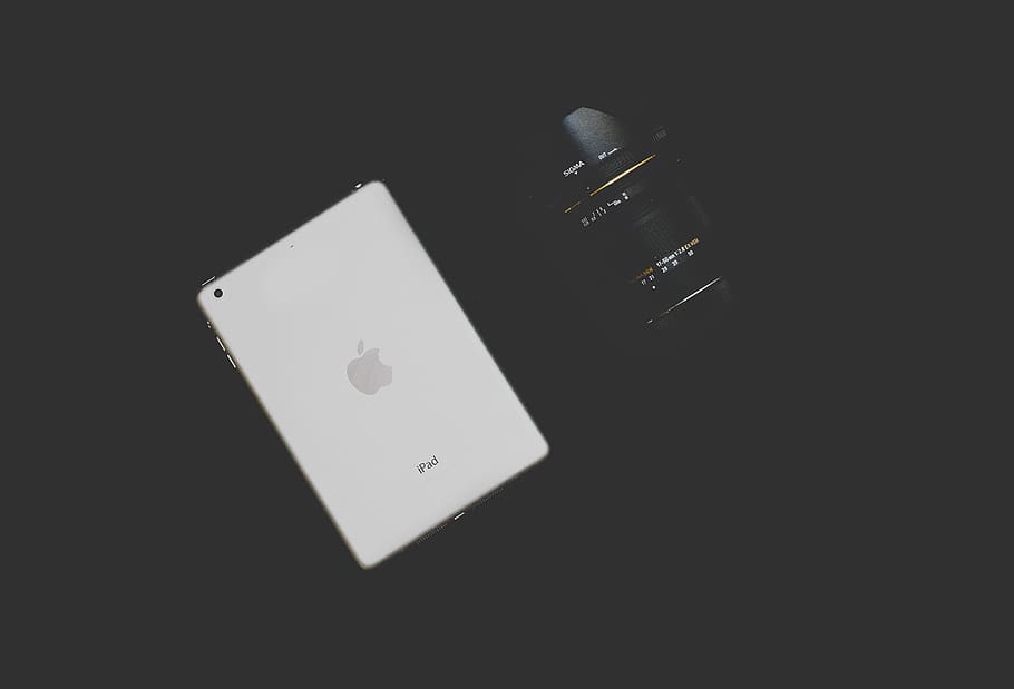 ipad, lent, sigma, tauleta, estació de treball, càmera, fotografia, a l'interior, tir de l'estudi, còpia espai, cap gent, primer pla, natura morta, vista d’angle alt, tallar, fons negre, Color blanc, tecnologia, color negre, habitació domèstica, equipament, cultura i entreteniment artístic, fosc, targetes, paper, connexió, 2K