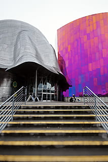 puste schody, poręcz, budynek, architektura, planetarium, seattle, doświadczyć projektu muzycznego, Stany Zjednoczone, balustrada, osoba, człowiek, centrum kongresowe, okno, klatka schodowa, metropolia, Miasto, miejski, fotografia, Struktura, na zewnątrz budynku, zbudowana struktura, niebo, żadnych ludzi, dzień, Natura, na dworze, czyste Niebo, niski kąt widzenia, schody i klatki schodowe, selektywne skupienie, deszcz, metal, nowoczesny, 4K, CC0, domena publiczna, darmowe zdjęcia