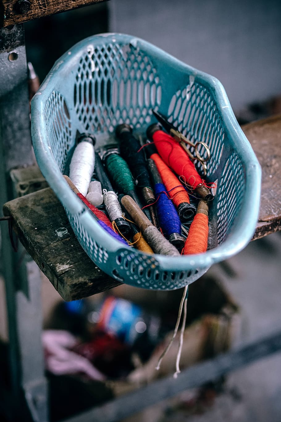 garn, tråd, bakke, sy, binde, industriel, fabrik, sløring, Kunst og håndværk, multi farvet, variation, valg, tæt på, fokus på forgrunden, ingen mennesker, kreativitet, stor gruppe af objekter, beholder, håndværk, dag, indendørs, stilleben, til salg, dyr, høj vinkel visning, selektiv fokusering, udstyr, kunst og håndværk udstyr, 5K