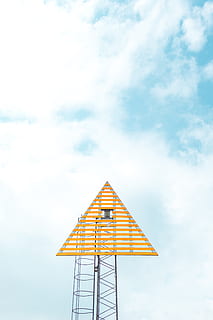 driehoekig, toren, camera, blauw, hemel, wolk, architectuur, wolk - lucht, ingebouwde structuur, dag, natuur, geen mensen, lage hoekweergave, buitenkant van het gebouw, buitenshuis, bescherming, hut, veiligheid, gebouw, kalmte, driehoekige vorm, schoonheid in de natuur, ladder, 5K, CC0, publiek domein, royaltyvrij