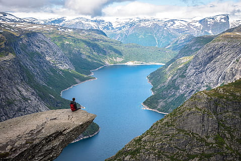 noruega, trolltunga, punt de vista, vistes, naturalesa, vall, a l'aire lliure, caminada, fiord, natural, exuberant, aire fresc, muntanyes, muntanya, senderisme, vista, escenics - natura, bellesa a la natura, aigua, activitat d'oci, aventura, Serra, escena tranquil·la, llac, una persona, tranquil·litat, escena no urbana, activitat, dia, rock, estils de vida, neu, sòlid, muntanya nevada, 5K, CC0, domini públic, lliure de regalies