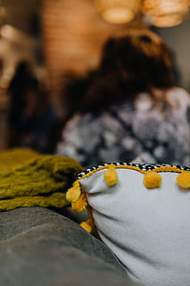 amarillo, franja, decorativo, almohadas, interior, decoración, decoración del hogar, adentro, almohada, de cerca, enfoque selectivo, centrarse en primer plano, textil, nadie, lana, ropa, naturaleza muerta, Arte y artesanía, modelo, material, de color negro, creatividad, arte, naturaleza, 4K, CC0, dominio público, libre de derechos