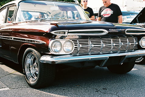 macchina marrone, auto, strada, persona, Vintage ▾, macchina classica, retrò, chevrolet, Lowrider, moda, stile, cromo, veicolo, trasporto, viaggio, viaggio su strada, barattolo, cadillac, colore, impala, guado, modo di trasporto, veicolo terrestre, veicolo a motore, mezzi di trasporto, in stile retrò, macchina vintage, giorno, persone reali, adulto, donne, persone, luce del sole, persone accessorie, città, all'aperto, faro, stili di vita, stazionario, lusso, 2K, CC0, dominio pubblico, privo di copyright