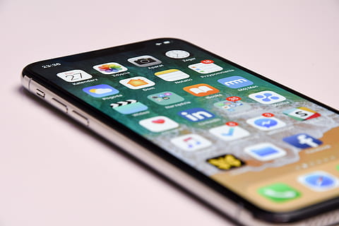 sidabro iphone x, „iPhone“, Mobilusis telefonas, telefonas, elektronika, kompiuteris, iphone x, išmanusis telefonas, ekranas, liečiamas ekranas, Pradinis ekranas, io, Iš arti, išsamiai, obuolys, skaitmeninis, technologijos, tech, makro, skaičiuoklė, studija, patalpose, kontrolė, baltas fonas, nėra žmonių, Nuotolinis, vienas objektas, nuotolinio valdymo pultas, pasirinkimas, industrija, įranga, mygtukas, kelių spalvų, verslą, švietimas, aukšto kampo vaizdas, klaviatūra, 5K, CC0, Viešasis domenas, nemokamai