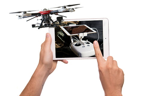 helikoptéra, stroj, létající, tableta, 3d, elektronický, objekt, dotek, obrazovka, technologie, lidské ruky, ruka, bílé pozadí, část lidského těla, hospodářství, studio shot, jedna osoba, uvnitř, fotografická témata, detail, sdělení, bezdrátové technologie, osobní perspektivy, spojení, fotoaparát - fotografické vybavení, část těla, retro stylu, prst, 5K, CC0, veřejná doména, bez autorských práv