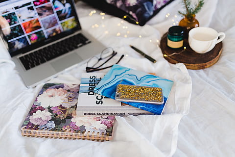 di partenza, lavoro, letto, taccuino, libri, calendario, studia, ordine del giorno, vista dall'alto, in casa, tavolo, nessuno, carta, cibo e bevande, contenitore, celebrazione, vacanza, natura morta, il computer portatile, comunicazione, regalo, cibo, arte e artigianato, creatività, computer, concentrarsi sulle conoscenze acquisite, 5K, CC0, dominio pubblico, privo di copyright