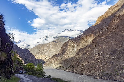 Gilgit-Baltistan, sky - himmel, himmel, bjerg, scenics - natur, skønhed i naturen, ikke-urbane scene, natur, rolig scene, bjergkæde, ro, ingen mennesker, klippe, dag, transportmidler, vej, retning, vejen frem, miljø, rock-objekt, rock formation, udendørs, formation, 5K, CC0, offentligt domæne, royaltyfrie