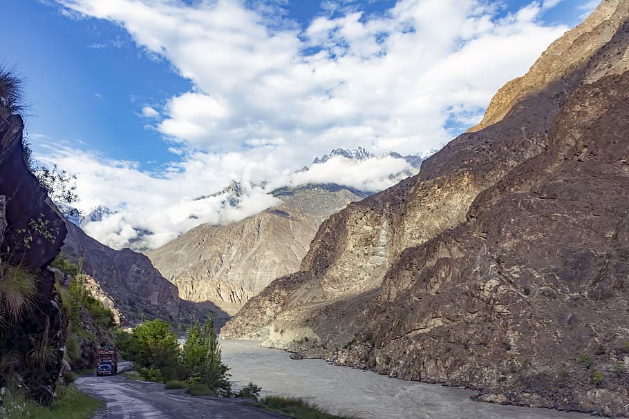 Gilgit-Baltistan, sky - himmel, himmel, bjerg, scenics - natur, skønhed i naturen, ikke-urbane scene, natur, rolig scene, bjergkæde, ro, ingen mennesker, klippe, dag, transportmidler, vej, retning, vejen frem, miljø, rock-objekt, rock formation, udendørs, formation, 5K
