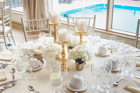 elegante tafelomgeving, banket, mooi, boeketten, bruidsboeket, kaars, kaarsen, catering, viering, detailopname, samenstelling, bestek, decoratie, dining, eetcafe, elegant, bloemist, Bloemen boeket, bloemen, vorken, meubilair, glazen voorwerpen, goud, binnenshuis, mes, feest, plaats kleding, plaatsbepaling, platen, ontvangst, roos, zilverwerk, servetten, tafel opstelling, tafelkleed, tafelgerei, witte rozen, tafel, glas, drinkglas, huishoudspullen, wijnglas, omgeving, bord, arrangement, stilleven, geen mensen, hoge hoekmening, eettafel, witte kleur, eten en drinken, drinken, servet, 5K, CC0, publiek domein, royaltyvrij