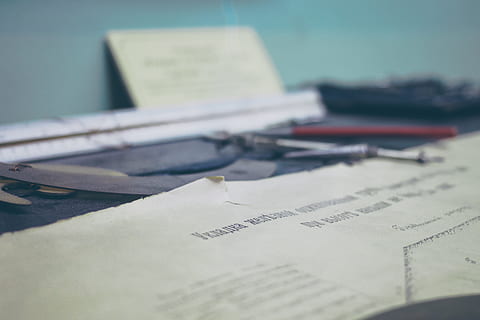 escritorio, trabajo, herramientas, trabajando, papel, redacción, nadie, texto, enfoque selectivo, comunicación, de cerca, arquitectura, publicación, naturaleza muerta, documento, día, libro, naturaleza, viaje, estructura construida, educación, transporte, historia, al aire libre, escritura occidental, 4K, CC0, dominio público, libre de derechos