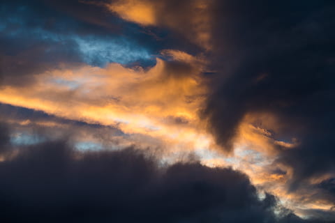 nuvole durante il giorno, natura, tempo metereologico, all'aperto, cielo, nube, cumulo, luce del sole, cielo rosso, tramonto, crepuscolo, luce, bagliore, Alba, sole, pianta, cespuglio, vegetazione, avventura, attività ricreative, nuvola - cielo, cielo drammatico, bellezza nella natura, Cloudscape, scenics - natura, buio, tempesta, nessuno, cielo lunatico, colore arancione, nuvoloso, notte, nuvola temporalesca, la tranquillità, ambiente, sfondi, astratto, meteorologia, potere in natura, 5K, CC0, dominio pubblico, privo di copyright