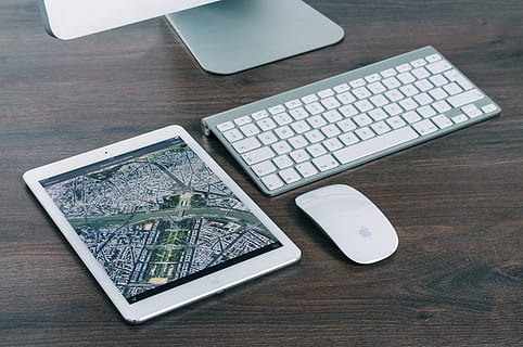 ipad, tablet, tastatur, mus, computer, desktop, teknologi, kontor, forretning, skrivebord, bord, forbindelse, trådløs teknologi, bærbar informationsenhed, meddelelse, smart telefon, høj vinkel visning, digital tablet, indendørs, mobiltelefon, skærm, enhed skærmen, stilleben, ingen mennesker, træ - materiale, tæt på, touch screen, bærbarhed, personlige tilbehør, 4K, CC0, offentligt domæne, royaltyfrie