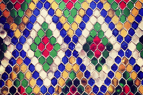 fons de pantalla, escriptori, fons, textura, brillant, color, hexàgon, diamant, vermell, blau, groc, paret, rajola, multicolor, marc complet, patró, cap gent, primer pla, a l'interior, variació, esport, forma, gran grup d'objectes, elecció, disseny, art i artesania, tèxtil, creativitat, natura morta, forma geomètrica, vista d’angle alt, 8K, CC0, domini públic, lliure de regalies