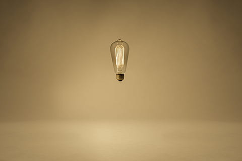 aangestoken, duidelijk, gloeilamp, drijvend, midden, lucht, licht, lamp, magie, vlotter, minimaal, voorwerp, glas, reflecteren, bruinen, gloeilamp idee, spm foto, product edison gloeilamp, stilleven gloeilamp, gloeilamp op, magische gloeilamp, antieke gloeilamp, zwevende gloeilamp, edison gloeilamp, binnenshuis, enkel object, studio opname, verlichtingsapparatuur, geen mensen, mid-air, elektriciteit, verlicht, water, kopie ruimte, gloeidraad, gekleurde achtergrond, reflectie, gloeiend, licht - natuurverschijnsel, detailopname, beweging, elektrische lamp, puurheid, oranje achtergrond, 5K, CC0, publiek domein, royaltyvrij