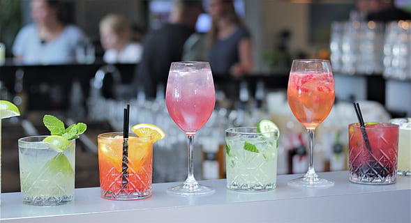 kokteilis, bārs, dzert, alkoholu, dzērieni, mojito, atsvaidzinošs, restorāns, svinības, stikls, stiprie alkoholiskie dzērieni, pārtika un dzērieni, atspirdzinājums, dzeramais stikls, sadzīves tehnika, bārs - dzēriens, ēdiens, augļi, bāra skaitītājs, koncentrēties uz jaunajām zināšanām, grupai, aukstā temperatūra, tabula, stikls - materiāls, nejaušiem cilvēkiem, Bizness, garšaugu, piparmētru lapas - kulinārija, ledus gabals, bārmenis, 4K, CC0, publiskais domēns, bez atlīdzības