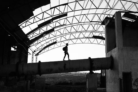 solnedgang, snor, jern, rust, anker, rusten, tæt, tid, gammel, metal, hvid, industri, person, sti, mennesker, mand, fabrik, bygning, industriel, sort, bygget struktur, arkitektur, silhuet, rigtige mennesker, herrer, livsstil, dag, bue, stående, fritidsaktivitet, indendørs, fuld længde, mønster, uigenkendelig person, lav vinkel visning, natur, loft, 5K, CC0, offentligt domæne, royaltyfrie