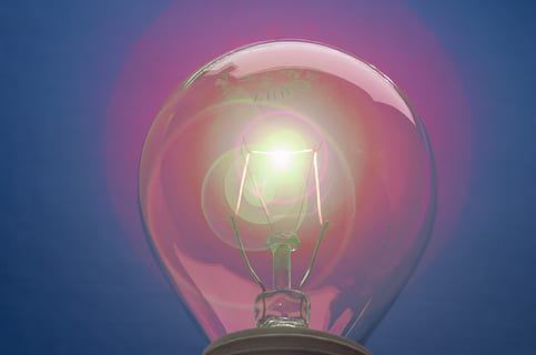La technologie, ampoule, matériel d'éclairage, ciel, faible angle de vue, personne, illuminé, la nature, embrasé, bleu, fermer, sphère, lumière, ciel clair, électricité, transparent, couleur rose, lumière - phénomène naturel, objet unique, filament, forme, brillant, fond bleu, lampe électrique, 4K, CC0, domaine public, libre de droits