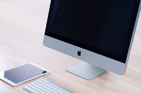 mac, darbalaukyje, kompiuteris, tablėtė, „ipad“, klaviatūra, verslą, biuras, stalas, technologijos, dirbti, belaidžio ryšio technologija, komunikacijos, ryšį, lentelė, ekranas, prietaiso ekranas, patalpose, nešiojamas kompiuteris, nėra žmonių, nešiojamas informacijos įrenginys, natiurmortas, Kompiuterio monitorius, perkeliamumas, skaitmeninė tabletė, kopijavimo vietos, baldai, aukšto kampo vaizdas, Plokščias ekranas, tuščias, 4K, CC0, Viešasis domenas, nemokamai