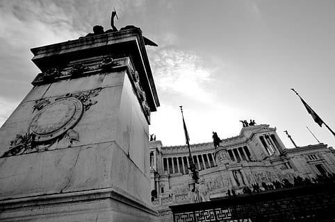 torre, arquitectura, edifici, bandera, persona, humà, blanc i negre, monumental, Roma, bw, Torre del Rellotge, fletxa, campanar, monument, edifici d'oficines, columna, pilar, rellotge de sol, barana, vista d’angle baix, cel, estructura construïda, exterior de l'edifici, història, el passat, naturalesa, núvol - cel, representació, cap gent, art i artesania, dia, destinacions de viatge, representació humana, ciutat, estàtua, viatjar, turisme, 4K, CC0, domini públic, lliure de regalies