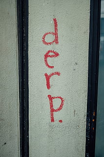 szary, Ściana, tekst derp, zbliżenie, funkcja budowy ścian, żadnych ludzi, czerwony, architektura, dzień, zbudowana struktura, tekst, porozumiewanie się, na dworze, metal, teksturowane, pismo zachodnie, graffiti, czarny kolor, sztuki i rzemiosła, numer, drzwi, na zewnątrz budynku, farba, wiadomość, 5K, CC0, domena publiczna, darmowe zdjęcia