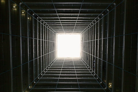 finestra, architettura, costruzione, lucernario, ragnatela, triangolo, spirale, modello, corridoio, cilindro, griglia, apparecchio di illuminazione, calcestruzzo, intersezione, strada, serra, tetto, acciaio, hangar, luce del sole, cielo, struttura costruita, nessuno, natura, sole, riflesso lente, all'aperto, raggio di sole, metallo, illuminato, giorno, Inquadratura dal basso, la strada davanti, direzione, connessione, streaming, luce alla fine del tunnel, luminosa, direttamente sotto, 5K, CC0, dominio pubblico, privo di copyright
