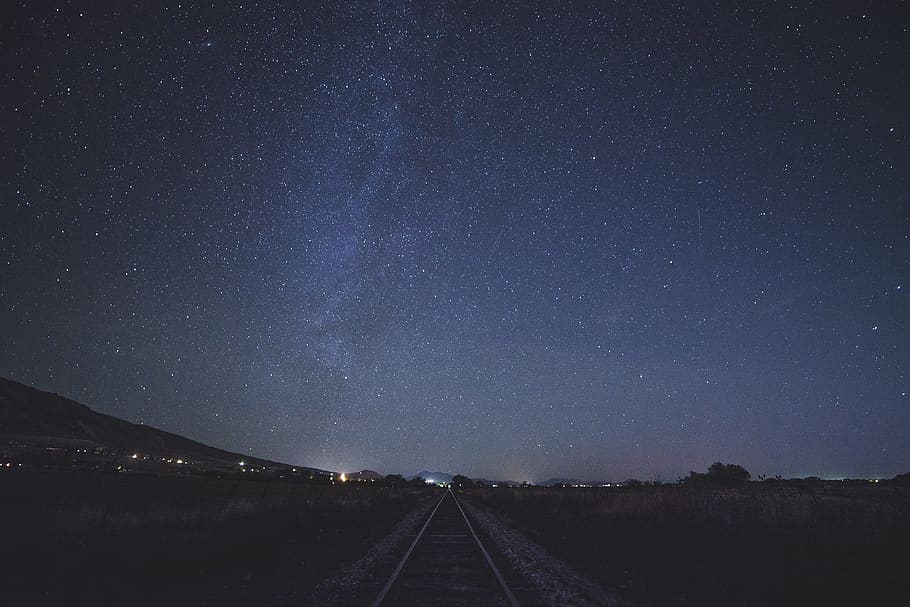 tren ferroviari, nit, estrelles, cel nocturn, univers, Estats Units, mendon, cel, estrella, blau, vies del ferrocarril, astronomia, cel estrellat, espai, espai exterior, a l'aire lliure, pista de tren, ombra, cel blau, Via Làctea, escenics - natura, estrella - espai, direcció, el camí a seguir, perspectiva decreixent, bellesa a la natura, naturalesa, transport, camp estel·lar, punt de fuga, escena tranquil·la, cap gent, transport per ferrocarril, infinit, tranquil·litat, pista, espai i astronomia, 4K