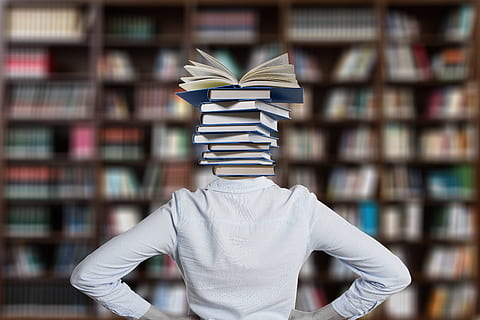 llibres, signe d'interrogació, estudiant, pila, pila de llibres, biblioteca, llibre, aprendre, educació, coneixement, informació, estudiar, universitat, literatura, publicació, prestatge, prestatge per a llibres, una persona, a l'interior, cintura cap amunt, vista del darrere, de peu, intel·ligència, gran grup d'objectes, aprenentatge, experiència, cara oculta, homes, 5K, CC0, domini públic, lliure de regalies