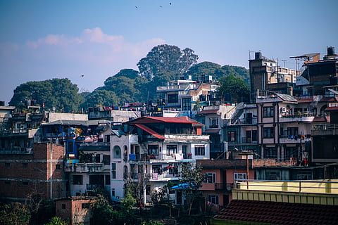 quartiere del Nepal, architettura, esterno dell'edificio, struttura costruita, città, quartiere residenziale, costruzione, cielo, affollato, natura, paesaggio urbano, folla, Casa, cittadina, montagna, Comunità, all'aperto, albero, vita di città, pianta, appartamento, 5K, CC0, dominio pubblico, privo di copyright