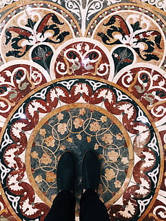 aventura, una persona, patró, de peu, part del cos humà, art i artesania, a l'interior, secció baixa, disseny, cama humana, part del cos, sabata, perspectiva personal, persones reals, motiu floral, creativitat, representació, estils de vida, sòls, activitat d'oci, ornamentat, mural, sòl de rajoles, peu humà, 4K, CC0, domini públic, lliure de regalies
