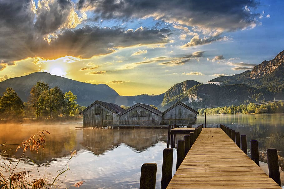 llac, reflexió, cel, posta de sol, núvols, embarcador, fons de pantalla fresc, aigua, arquitectura, muntanya, núvol - cel, estructura construïda, escenics - natura, tranquil·litat, escena tranquil·la, bellesa a la natura, naturalesa, cap gent, material de fusta, moll, arbre, Serra, a l'aire lliure, 2K