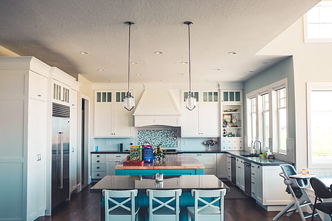 huis, interieur, ontwerp, keuken-, dining, Gebied, tafel, stoelen, meubilair, lamp, binnenshuis, venster, stoel, architectuur, afwezigheid, dag, geen mensen, ingebouwde structuur, leeg, verlichtingsapparatuur, Ingang, plafond, deur-, huiskamer, gebouw, 4K, CC0, publiek domein, royaltyvrij