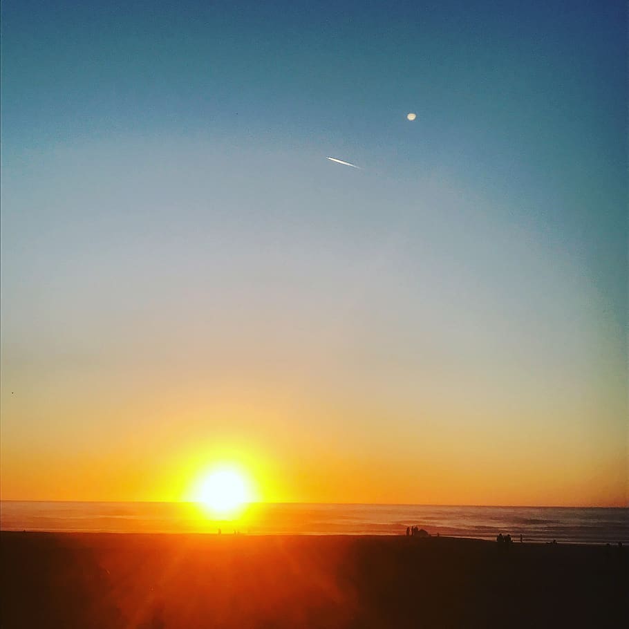 Sonnenuntergang, Mond, Strand, Himmel, Sonne, Szenen - Natur, ruhige Szene, Schönheit in der Natur, Ruhe, Horizont, Natur, Wasser, keine Leute, Sonnenlicht, Linseneffekt, Horizont über Wasser, Meer, idyllisch, Sonnenstrahl, orange Farbe, draußen, hell, 2K
