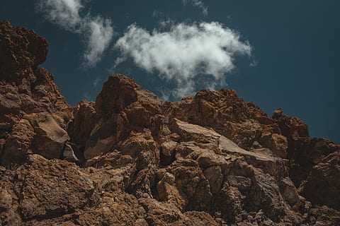 Felsformation, Natur, Berg, Rock, draußen, Kamm, Gebirge, Landschaft, Himmel, wandern, Abenteuer, erkunden, Dunkelheit, felsig, Landschaftskamm, Grat, Blau, Orange, Reise, Wolke, Rock - Objekt, solide, keine Leute, Geologie, Schönheit in der Natur, Szenen - Natur, wolke - himmel, Ruhe, Flachwinkelansicht, Tag, ruhige Szene, physische Geographie, Rau, Nicht-städtische Szene, Formation, erodiert, Gipfel, 5K, CC0, gemeinfrei, lizenzfrei