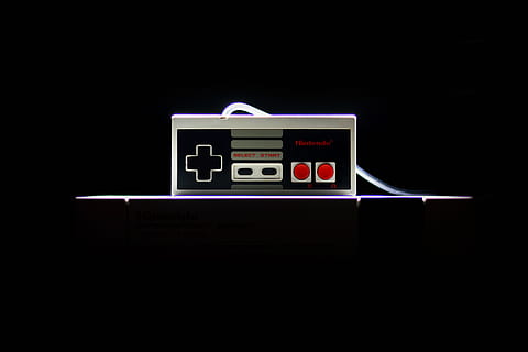 lumină slabă, controler nes, controlor, proiecta, controlor de joc, nespecificate în altă parte, nintendo, număr, studio shot, ceas digital, Fundal negru, în interior, ceas, ecran digital, timp, nici o persoana, tehnologie, iluminat, noapte, a închide, un singur obiect, comunicare, elimina, spațiu copie, arta culturii și divertismentului, culoare neagră, roșu, numărătoarea inversă, 4K, CC0, domeniu public, fără drepturi de autor