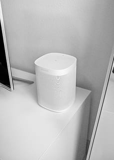 altaveu de bluetooth blanc, a l'interior, cap gent, tecnologia, vista d’angle alt, bany, funció de construcció de parets, lavabo, comoditat, tassa del vàter, natura morta, primer pla, tecnologia sense fils, higiene, casa, Color blanc, cantonada, bany domèstic, arquitectura, taula, connexió, sostre, 5K, CC0, domini públic, lliure de regalies