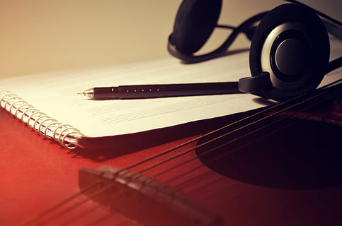 escritura de canciones, creativo, guitarra, ideas, aprender, ocio, música, jugar, adentro, nadie, naturaleza muerta, de cerca, mesa, instrumento de escritura, cultura de las artes y entretenimiento, foto de estudio, instrumento musical, bolígrafo, equipo musical, papel, material de madera, vista de alto ángulo, instrumento de cuerda, de color negro, centrarse en primer plano, publicación, pequeño grupo de objetos, 2K