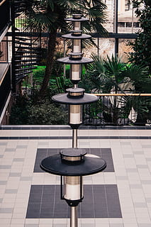 lanterne, rând, clădire, interior, ușoară, iluminat, apartamente, apartament, lampă, pol, înălţime, arhitectură, construită, plantă, nici o persoana, zi, copac, exteriorul clădirii, natură, echipamente de iluminat, în aer liber, oraș, stradă, metal, ţiglă, creştere, balustradă, pardoseală, parchet gresie, model, 4K, CC0, domeniu public, fără drepturi de autor